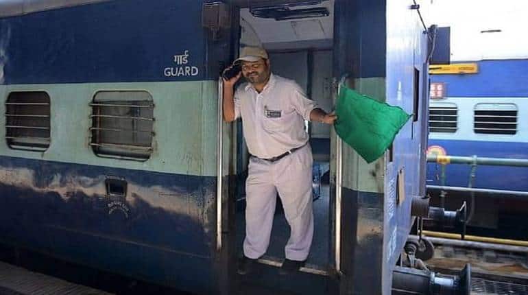 Indian Railways: नवरात्रि के तीसरे दिन भारतीय रेलवे ने कैंसिल की 285 ट्रेनें, यहां चेक करें पूरी लिस्ट