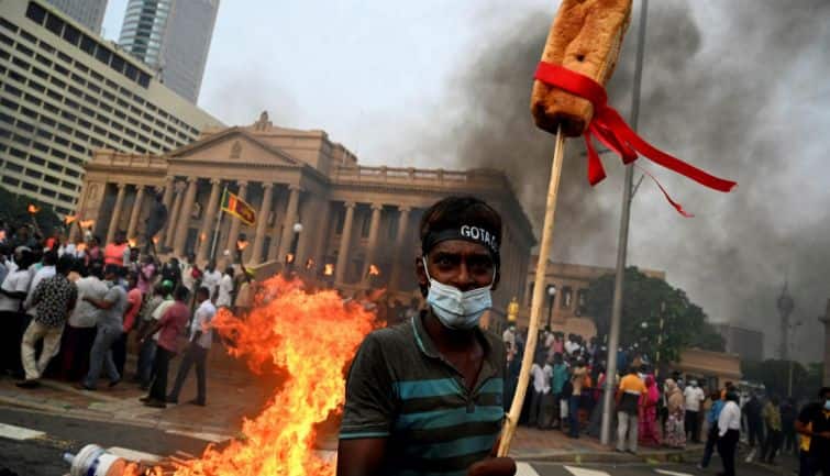 Sri Lanka Crisis : महंगाई के खिलाफ प्रदर्शन में हिंसा, पथराव, आगजनी, कोलंबो के कई हिस्सों में लगा कर्फ्यू Sri Lanka Crisis : महंगाई के खिलाफ प्रदर्शन में हिंसा, पथराव, आगजनी, कोलंबो के कई हिस्सों में लगा कर्फ्यू
