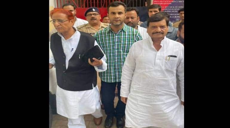 Azam Khan Release: 27 महीने बाद SP नेता आजम खान जेल से रिहा, शिवपाल ने किया स्वागत Azam Khan Release: 27 महीने बाद SP नेता आजम खान जेल से रिहा, शिवपाल ने किया स्वागत