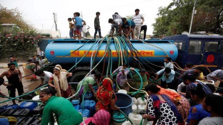 Delhi Water Crisis: भीषण गर्मी के बीच पानी की किल्लत से जूझ रहे हैं दिल्लीवासी, इन इलाकों में कल से जल आपूर्ति होगी प्रभावित Delhi Water Crisis: भीषण गर्मी के बीच पानी की किल्लत से जूझ रहे हैं दिल्लीवासी, इन इलाकों में कल से जल आपूर्ति होगी प्रभावित