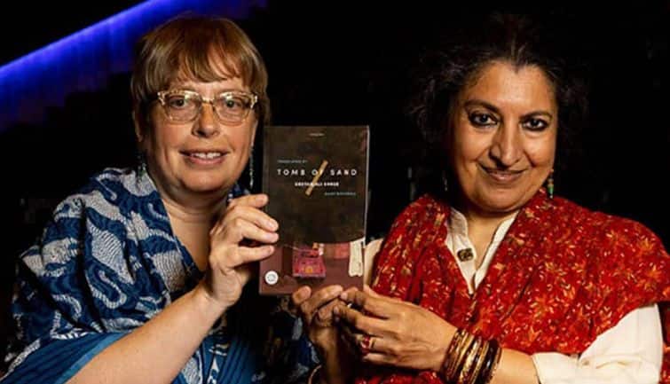 Geetanjali Shree की ‘Tomb of Sand’ को मिला Booker Prize, यह सम्मान हासिल करने वाली पहली हिंदी नॉवेल