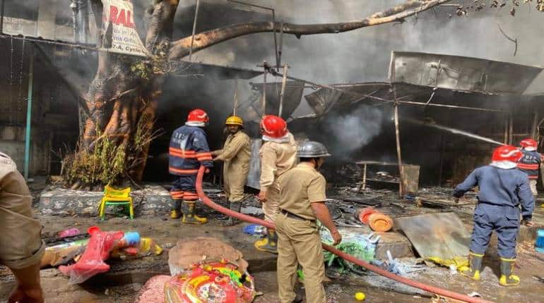 Delhi Fire: दिल्ली के झंडेवालान साइकिल बाजार में लगी भीषण आग, फायर ब्रिगेड की 20 गाड़ियां मौके पर पहुंचीं Delhi Fire: दिल्ली के झंडेवालान साइकिल बाजार में लगी भीषण आग, फायर ब्रिगेड की 20 गाड़ियां मौके पर पहुंचीं