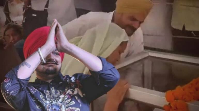 Sidhu Moose Wala Last Rites: टकटकी लगाकर बेटे के शव को निहारते रहे मां-बाप, आंसुओं से दी अंतिम विदाई, संस्कार में उमड़ा जनसैलाब