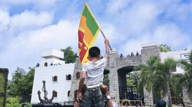 Sri Lanka Crisis: श्रीलंका में इमरजेंसी की घोषणा, देश छोड़ कर भागे राष्ट्रपति गोटाबाया राजपक्षे