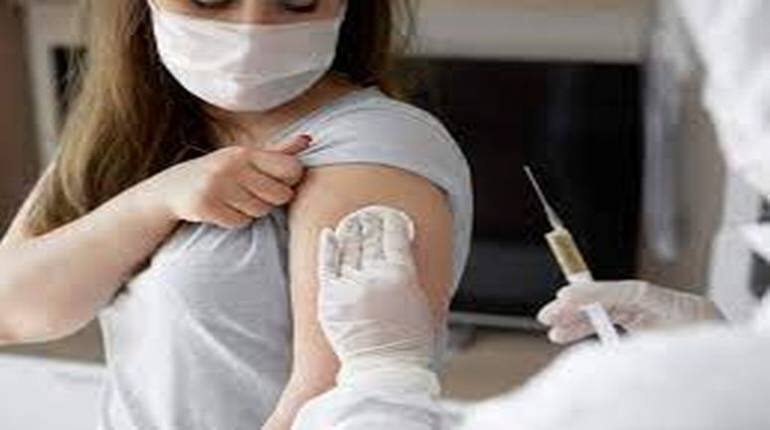 Cervical Cancer Vaccine: कुछ महीनों में लॉन्च होगी सर्वाइकल कैंसर की स्वदेशी वैक्सीन, कीमत होगी 200 से 400 रुपए Cervical Cancer Vaccine: कुछ महीनों में लॉन्च होगी सर्वाइकल कैंसर की स्वदेशी वैक्सीन, कीमत होगी 200 से 400 रुपए