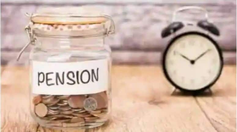 Pension: पेंशनर्स आज जरूर निपटा लें अपना ये काम, वरना अटक सकती है पेंशन