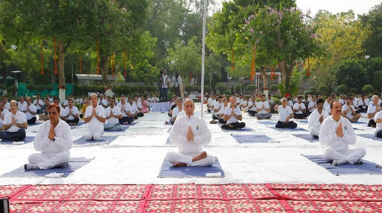 International Yoga Day: अंतर्राष्ट्रीय योग दिवस काउंटडाउन कार्यक्रम में  शामिल हुए रक्षा मंत्री राजनाथ सिंह, देखें वीडियो - Rajnath Singh and Ajay  Bhatt fitness session at ...