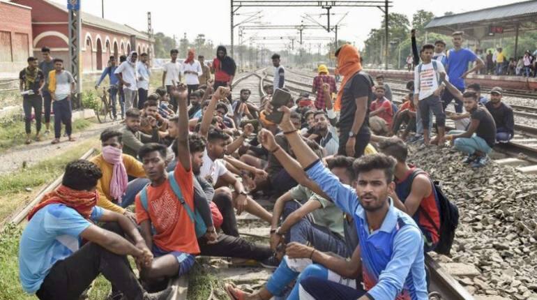 Agnipath Scheme Protest: बिहार के इन जिलों में 19 जून तक इंटरनेट बंद, अग्निपथ के विरोध में हुई जमकर हिंसा Agnipath Scheme Protest: बिहार के इन जिलों में 19 जून तक इंटरनेट बंद, अग्निपथ के विरोध में हुई जमकर हिंसा