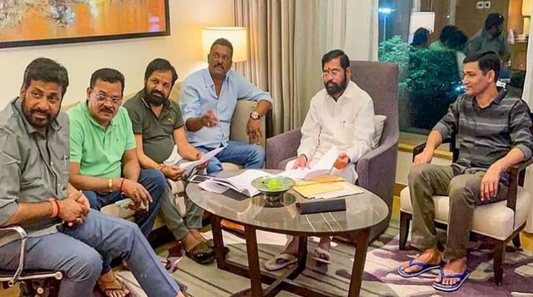 Maharashtra: उद्धव ठाकरे पर एकनाथ शिंदे का पलटवार, बोले- 'उनके पैरों तले जमीन खिसक रही है', 50 विधायकों के समर्थन का किया दावा Maharashtra: उद्धव ठाकरे पर एकनाथ शिंदे का पलटवार, बोले- 'उनके पैरों तले जमीन खिसक रही है', 50 विधायकों के समर्थन का किया दावा