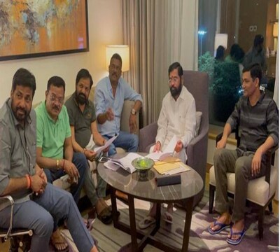Maharashtra Political Crisis Updates: उद्धव ठाकरे सीएम आवास छोड़कर परिवार सहित मातोश्री पहुंचे, क्या अब मान जाएंगे एकनाथ शिंदे Maharashtra Political Crisis Updates: उद्धव ठाकरे सीएम आवास छोड़कर परिवार सहित मातोश्री पहुंचे, क्या अब मान जाएंगे एकनाथ शिंदे