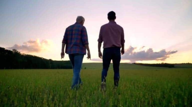 Father's Day 2022: शर्ट, पेन या परफ्यूम नहीं इस बार अपने पिता को दें फाइनेंशियल गिफ्ट, यहां से लें पूरी जानकारी