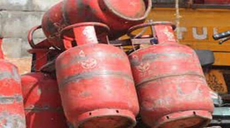 LPG Connection Hike: कमर्शियल LPG कनेक्शन लेना हुआ महंगा, बढ़ी हुई कीमतें आज से लागू