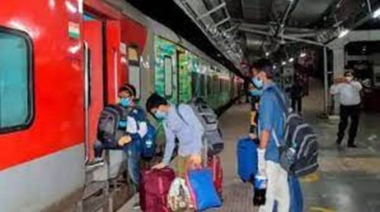 Indian Railways: रेलवे ने नई लगेज पॉलिसी को बताया अफवाह, सामान ले जाने पर नहीं लगेगा एक्स्ट्रा चार्ज Indian Railways: रेलवे ने नई लगेज पॉलिसी को बताया अफवाह, सामान ले जाने पर नहीं लगेगा एक्स्ट्रा चार्ज