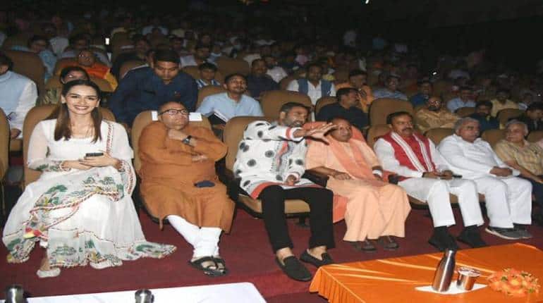 Samrat Prithviraj: अक्षय कुमार की 'सम्राट पृथ्वीराज' यूपी में टैक्स फ्री, फिल्म देखने के बाद सीएम योगी ने किया ऐलान Samrat Prithviraj: अक्षय कुमार की 'सम्राट पृथ्वीराज' यूपी में टैक्स फ्री, फिल्म देखने के बाद सीएम योगी ने किया ऐलान