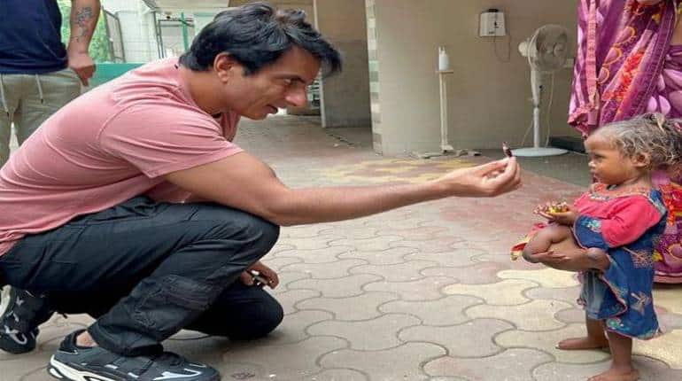 Sonu Sood: बिहार की 4 हाथ और 4 पैरों के साथ जन्मी बच्ची को सोनू सूद की बदौलत मिली नई जिंदगी Sonu Sood: बिहार की 4 हाथ और 4 पैरों के साथ जन्मी बच्ची को सोनू सूद की बदौलत मिली नई जिंदगी