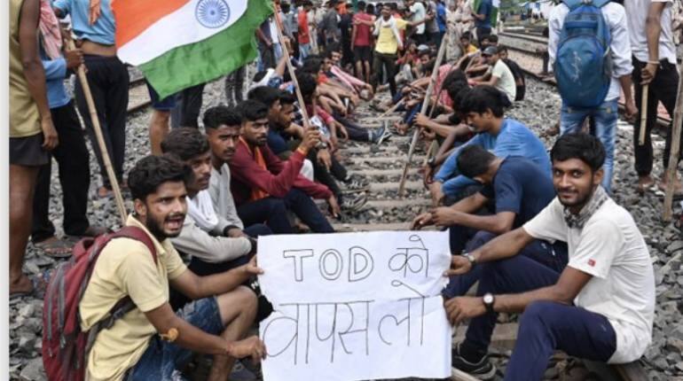 Agnipath Scheme Protest: सेना की नई भर्ती प्रक्रिया को लेकर क्यों बनी हैं देश की सड़कें 'अग्निपथ', युवा किस बात का रहा विरोध Agnipath Scheme Protest: सेना की नई भर्ती प्रक्रिया को लेकर क्यों बनी हैं देश की सड़कें 'अग्निपथ', युवा किस बात का रहा विरोध