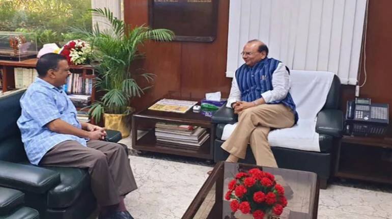 दिल्ली LG ने सीएम केजरीवाल के ऑफिस के डिप्टी सेक्रेटरी और दो SDM को किया सस्पेंड, जानिए वजह दिल्ली LG ने सीएम केजरीवाल के ऑफिस के डिप्टी सेक्रेटरी और दो SDM को किया सस्पेंड, जानिए वजह