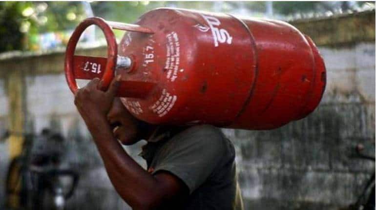 LPG Cylinder Price: जल्द कम हो सकते हैं रसोई गैस के दाम! जानिए कैसे मिल सकती है आम आदमी की जेब को राहत