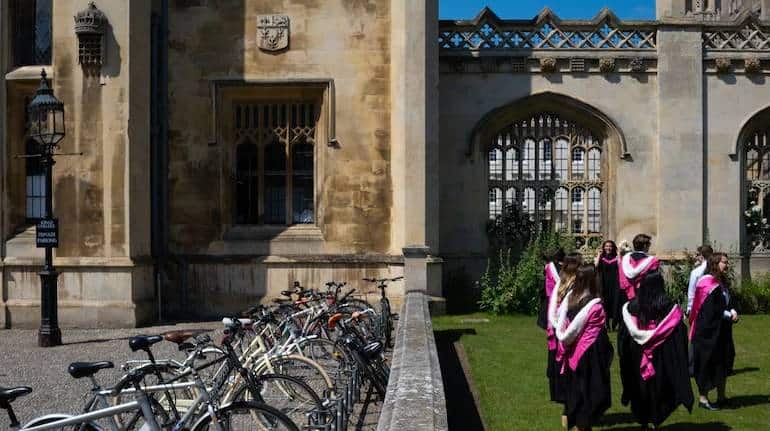 Study Abroad | इंग्लैंड की यूनिवर्सिटीज में अप्लाई करना चाहते हैं? ये बातें जान लीजिए तो एडमिशन की गांरटी हो जाएगी Study Abroad | इंग्लैंड की यूनिवर्सिटीज में अप्लाई करना चाहते हैं? ये बातें जान लीजिए तो एडमिशन की गांरटी हो जाएगी