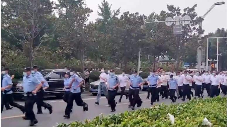 चीन में बैंकों के खिलाफ आम लोगों का प्रदर्शन