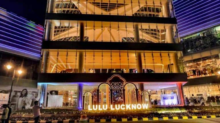 Lulu Mall Namaz Row: लखनऊ के सबसे बड़े लुलु मॉल में नमाज पढ़ने का वीडियो  वायरल, हिंदू संगठन बोले- सुंदरकांड का पाठ करेंगे - Lulu Mall Namaz Row  Video of offering Namaz