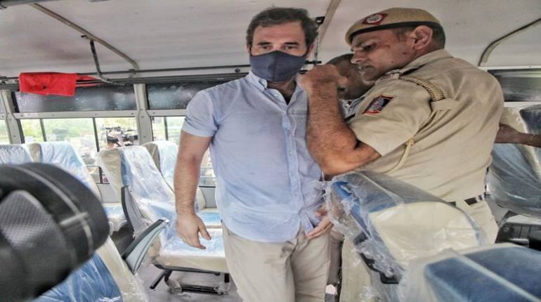 दिल्ली: विजय चौक पर प्रदर्शन कर रहे राहुल गांधी सहित कांग्रेस नेताओं को पुलिस ने हिरासत में लिया दिल्ली: विजय चौक पर प्रदर्शन कर रहे राहुल गांधी सहित कांग्रेस नेताओं को पुलिस ने हिरासत में लिया