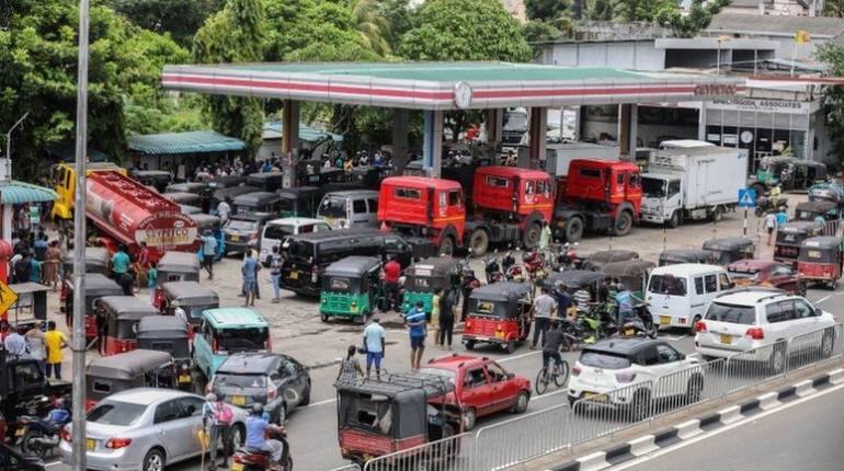 Sri Lanka Fuel Crisis: गंभीर तेल संकट के बीच श्रीलंकाई सरकार ने पेट्रोल बेचने के लिए लॉन्च की अनूठी योजना Sri Lanka Fuel Crisis: गंभीर तेल संकट के बीच श्रीलंकाई सरकार ने पेट्रोल बेचने के लिए लॉन्च की अनूठी योजना