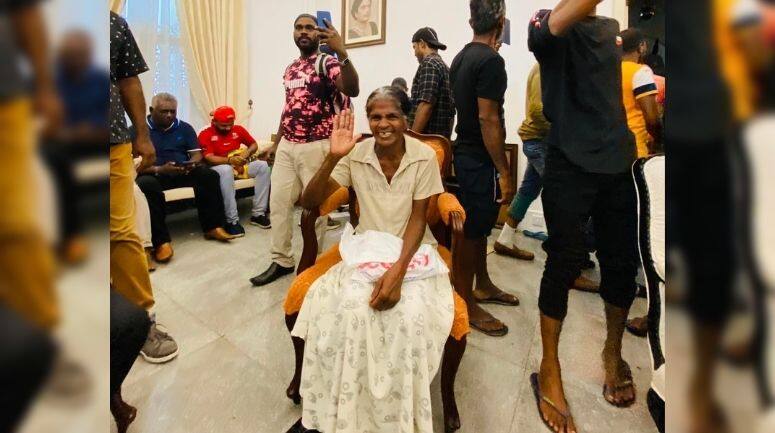 श्रीलंका के राष्ट्रपति भवन के अंदर श्रीलंका के स्ट्रॉन्गमैन चेयर पर बैठी एक बूढ़ी महिला प्रदर्शनकारी।