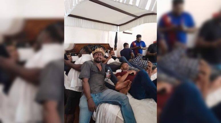 श्रीलंका के राष्ट्रपति आवास के कमरे में बेड पर लेटे प्रदर्शनकारी।