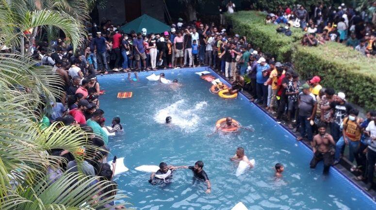 राष्ट्रपति आवास में स्वीमिंग पूल में मस्ती करते प्रदर्शनकारी।