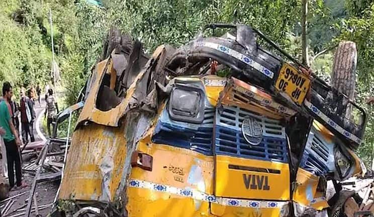 हिमाचल के कुल्लू में बस खाई में गिरी, स्कूल के बच्चों सहित 16 लोगों की मौत हिमाचल के कुल्लू में बस खाई में गिरी, स्कूल के बच्चों सहित 16 लोगों की मौत