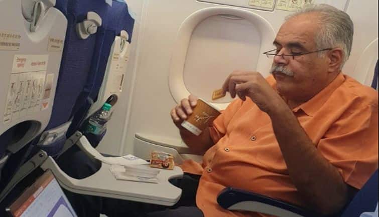 Rahul Bhatia: IndiGo के बॉस ने जब चाय में 4 रुपए वाला Parle-G बिस्कुट डुबोया तो सोशल मीडिया पर लोग बोले-मजा आ गया