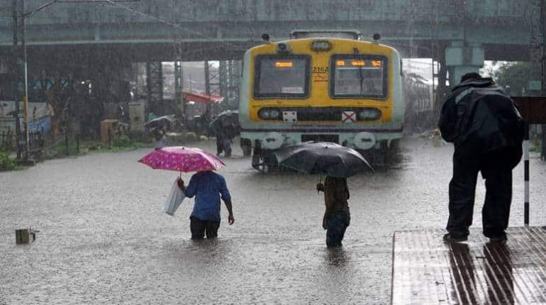 Mumbai Rains: मुंबई में भारी बारिश से बिगड़े हालात! कई इलाकों में सड़कें जलमग्न, सब-वे में भी भरा पानी