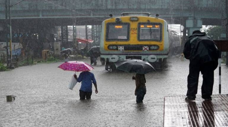 Mumbai Rains: मुंबई में भारी बारिश से बिगड़े हालात! कई इलाकों में सड़कें  जलमग्न, सब-वे में भी भरा पानी - Mumbai Rains LIVE Updates Maharashtra On  Alert For Heavy Rain Is Already