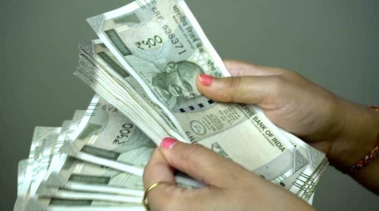 Rupee Vs Dollar: ट्रंप के 25% अतिरिक्त टैरिफ के बावजूद अमेरिकी डॉलर के मुकाबले रुपया मजबूत खुला