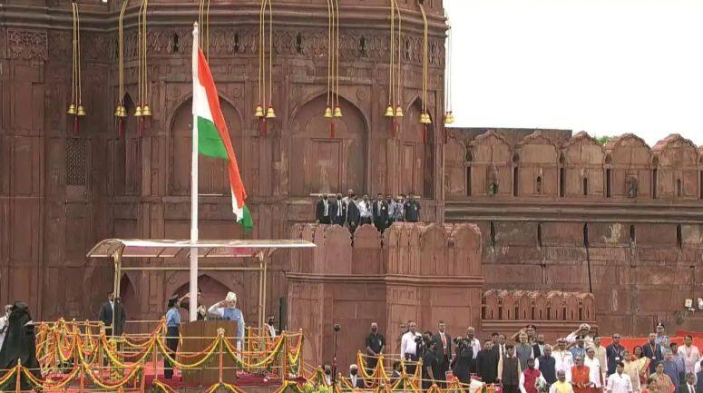 भारत आज आजादी की 75वीं वर्षगांठ मना रहा है। देश के प्रधानमंत्री नरेंद्र मोदी ने लाल किले पर राष्ट्रीय ध्वज फहराया। इसके बाद उन्होंने राष्ट्र को संबोधित किया। 