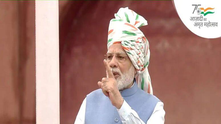 देश के विकास के लिए पीएम मोदी ने लिए पांच संकल्प, पहला संकल्प – भारत को विकसित देश बनाना है। दूसरा संकल्प – हमें अपने मन के भीतर गुलामीके अहसास को खत्म करना है। तीसरा संकल्प – हमें अपनी विरासत पर गर्व होना चाहिए। चौथा संकल्प – देश के विकास के लिए एकता और एकजुटता जरूरी है। पांचवां संकल्प – नागरिकों का कर्तव्य। इसमें प्रधानमंत्री और राष्ट्रपति भी बाहर नहीं होते।