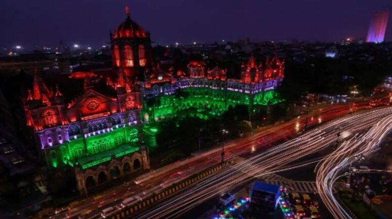 स्वतंत्रता दिवस की पूर्व संध्या पर छत्रपति शिवाजी रेलवे टर्मिनस राष्ट्रीय ध्वज के रंगों से जगमगा उठा। 