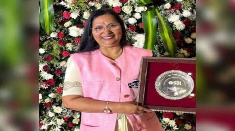 Pratiksha Tondwalkar: सफाई कर्मचारी से SBI की असिस्टेंट जनरल मैनेजर बनीं प्रतीक्षा टोंडवलकर की कहानी आपको भावुक कर देगी Pratiksha Tondwalkar: सफाई कर्मचारी से SBI की असिस्टेंट जनरल मैनेजर बनीं प्रतीक्षा टोंडवलकर की कहानी आपको भावुक कर देगी