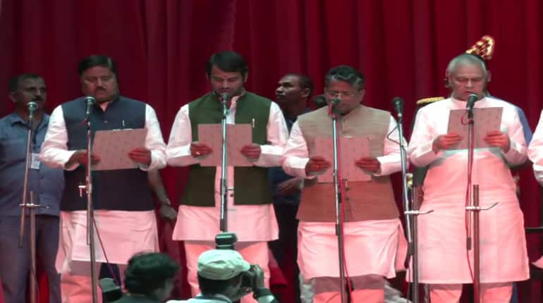 बिहार कैबिनेट के विस्तार में RJD नेता और लालू प्रसाद के बड़े बेटे तेज प्रताप यादव ने मंत्री पद की शपथ ली