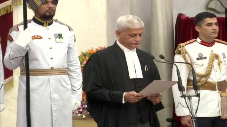 जस्टिस UU ललित ने ली मुख्य न्यायाधीश पद की शपथ, राष्ट्रपति भवन में हुआ कार्यक्रम जस्टिस UU ललित ने ली मुख्य न्यायाधीश पद की शपथ, राष्ट्रपति भवन में हुआ कार्यक्रम