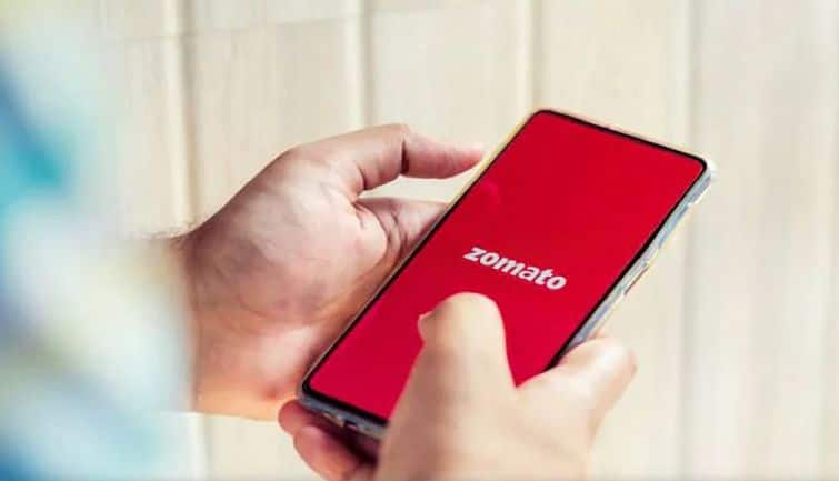 Zomato के शेयरों में लगा अपर सर्किट, 19.98% तेजी के साथ 55.55 रुपए पर बंद हुआ शेयर Zomato के शेयरों में लगा अपर सर्किट, 19.98% तेजी के साथ 55.55 रुपए पर बंद हुआ शेयर