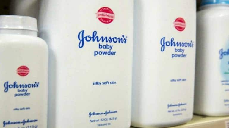 Johnson & Johnson अगले साल से दुनिया भर में नहीं बेचेगी Talcum Powder, लगे ये संगीन आरोप Johnson & Johnson अगले साल से दुनिया भर में नहीं बेचेगी Talcum Powder, लगे ये संगीन आरोप