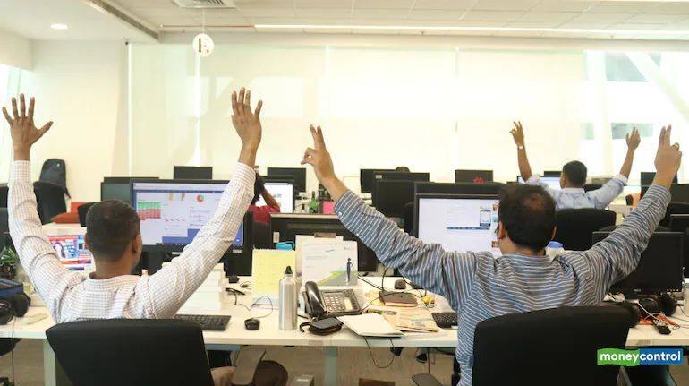 Taking Stock: निफ्टी 18,150 के करीब, सेंसेक्स 61,000 के पार, जानें कल कैसा रहेगा मार्केट का मूड