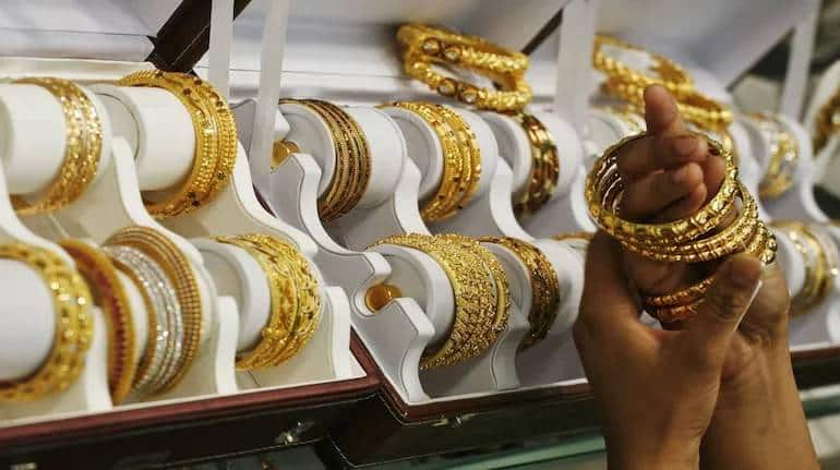 Gold Silver Price: नवरात्रि से पहले सोने-चांदी के रेट में जारी है गिरावट, बीते एक हफ्ते में 1,500 रुपये सस्ता हुआ गोल्ड – Gold Silver Price falls gold comes near 49000 in sarafa jewellary bazar bullion market gold commodity expert