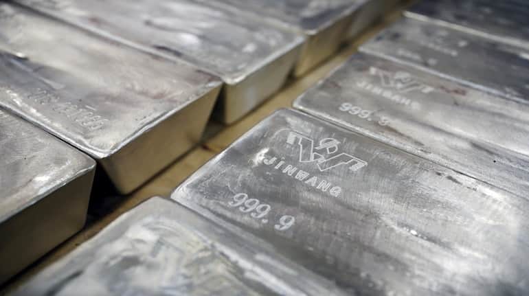 Silver ETF : कोटक MF ने सिल्वर ETF में एकमुश्त निवेश पर लगाई रोक, कोटक AMC के MD नीलेश शाह ने कही ये बात