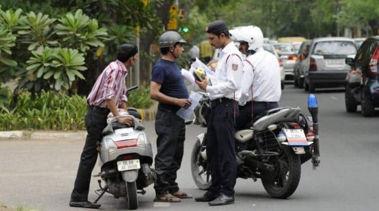 Challan: दिल्ली में बाइक चलाने वाले हो जाएं सावधान, कट रहा है मोटा चालान, जानिए वजह