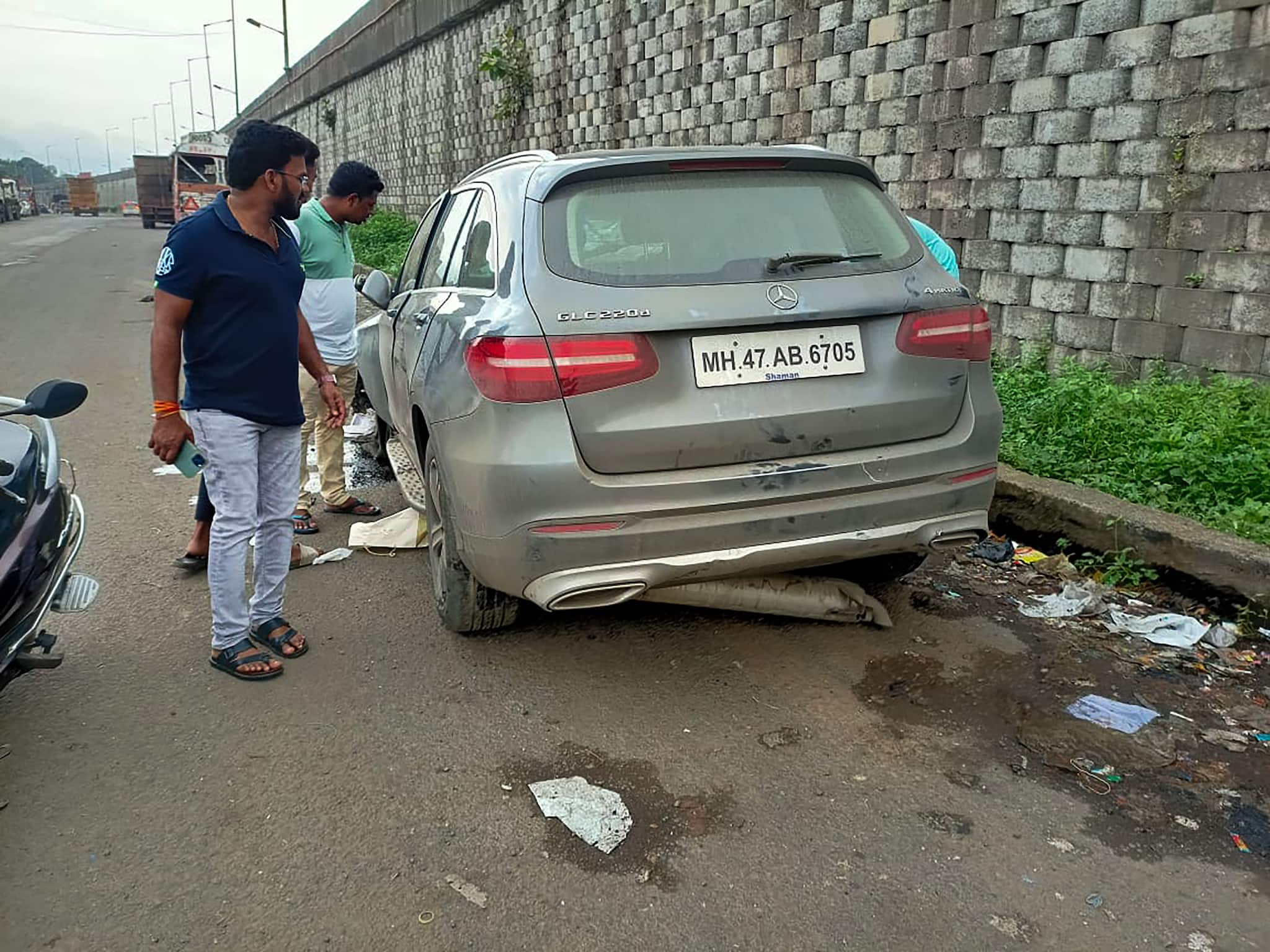 पालघर में हादसे के बाद मर्सिडीज कार का मलबा, जिसमें बिजनेसमैन और टाटा संस के पूर्व चेयरमैन साइरस मिस्त्री मौजूद थे।