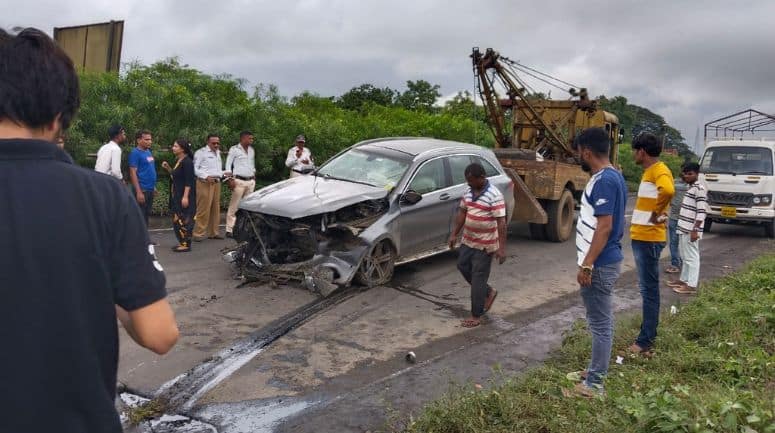 एक्सीडेंट के बाद क्रेन से खींची जा रही साइरस मिस्त्री की मर्सिडीज कार।