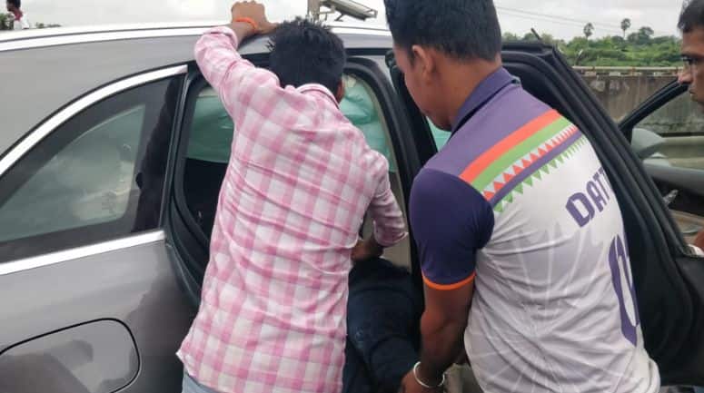 सड़क हादसे के बाद घायलों और मृतकों को गाड़ी से नकालते मौके पर पहुंचे स्थानीय लोग।